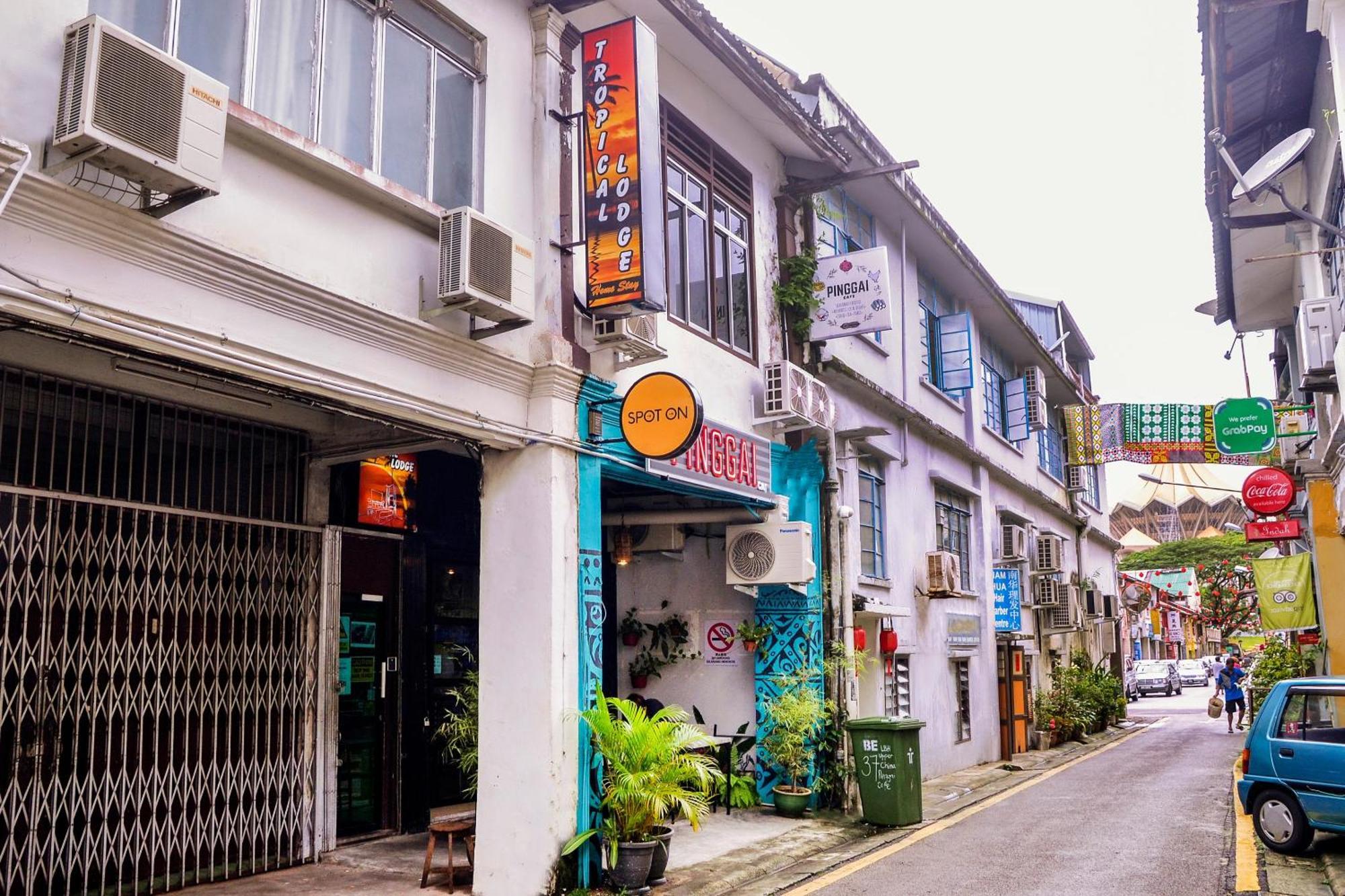 Spot On 89929 Tropical Lodge Kuching Exterior photo